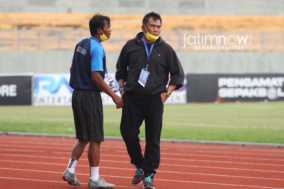 Subangkit (kanan) dan Kusairi saat berduet menangani Gresik United di Liga 3 Jatim. (Foto: Sahlul Fahmi/jatimnow.com)