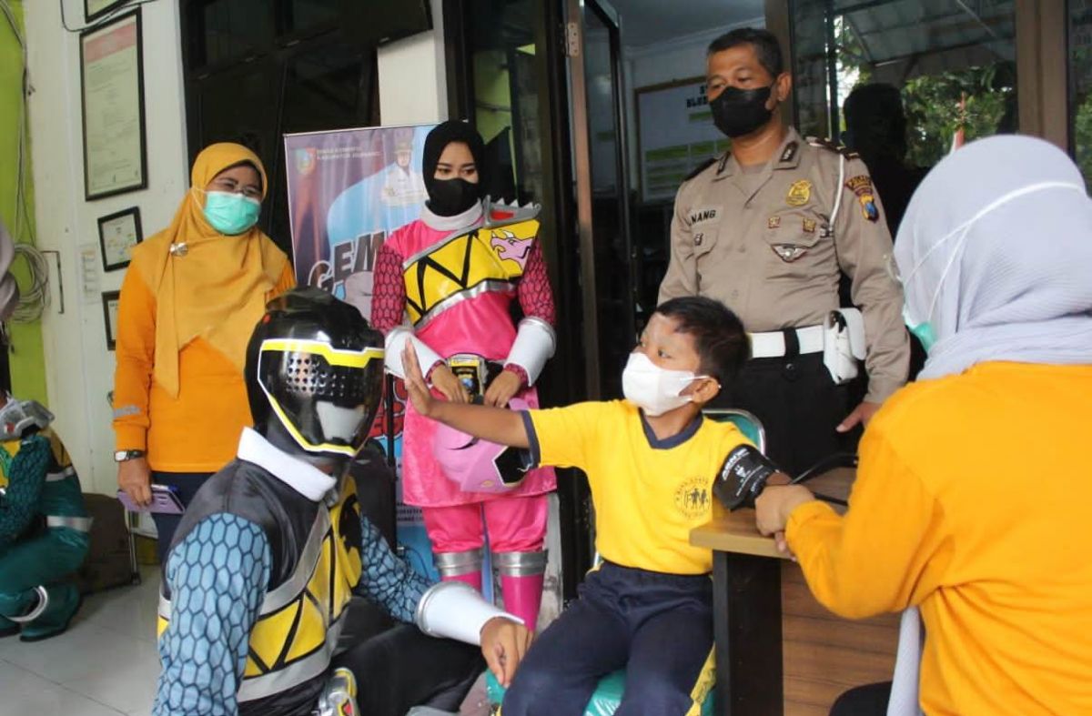 Superhero power rangers hibur anak-anak penerima vaksinasi. (Foto: Achmad Supriyadi/jatimnow.com)