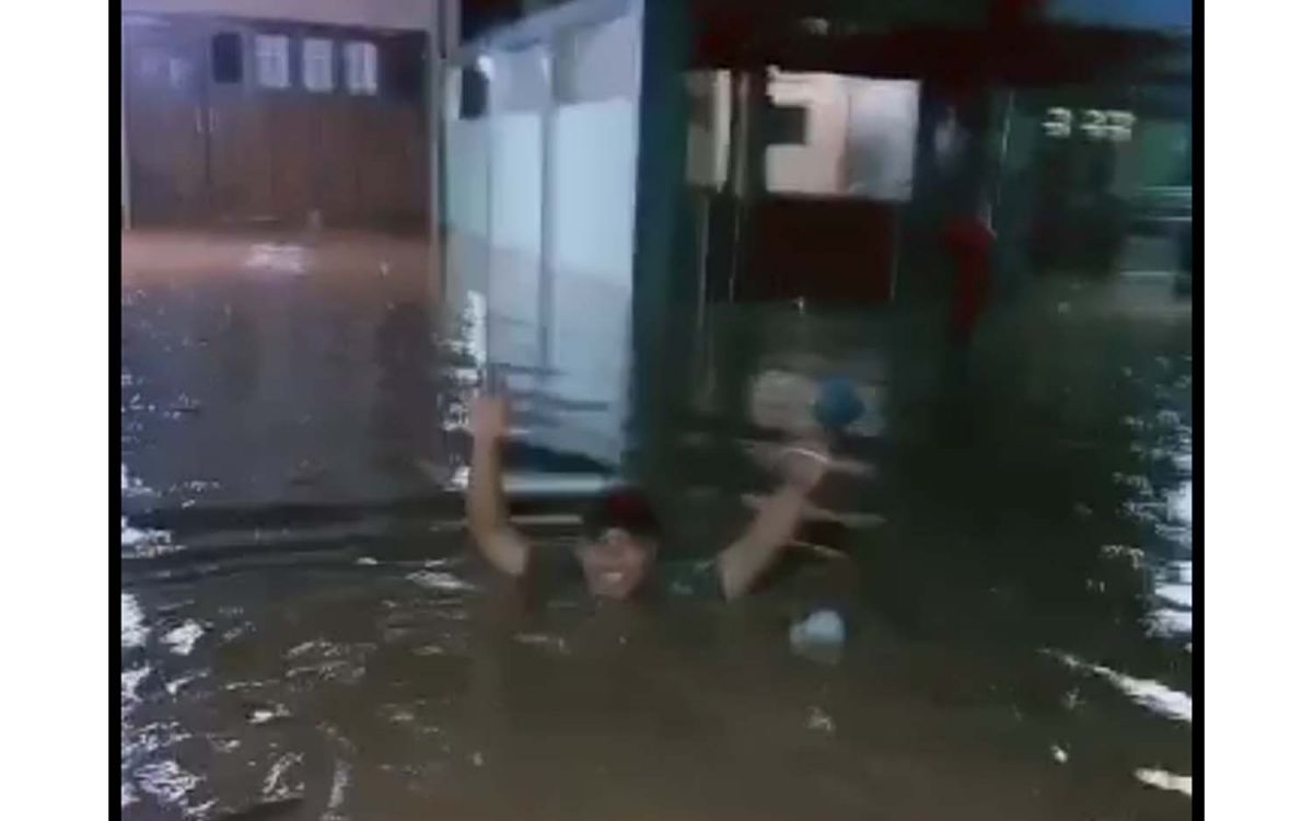 Banjir yang merendam Dusun Kebrukan, Desa Kedawung Kulon, Kecamatan Grati, Kabupaten Pasuruan