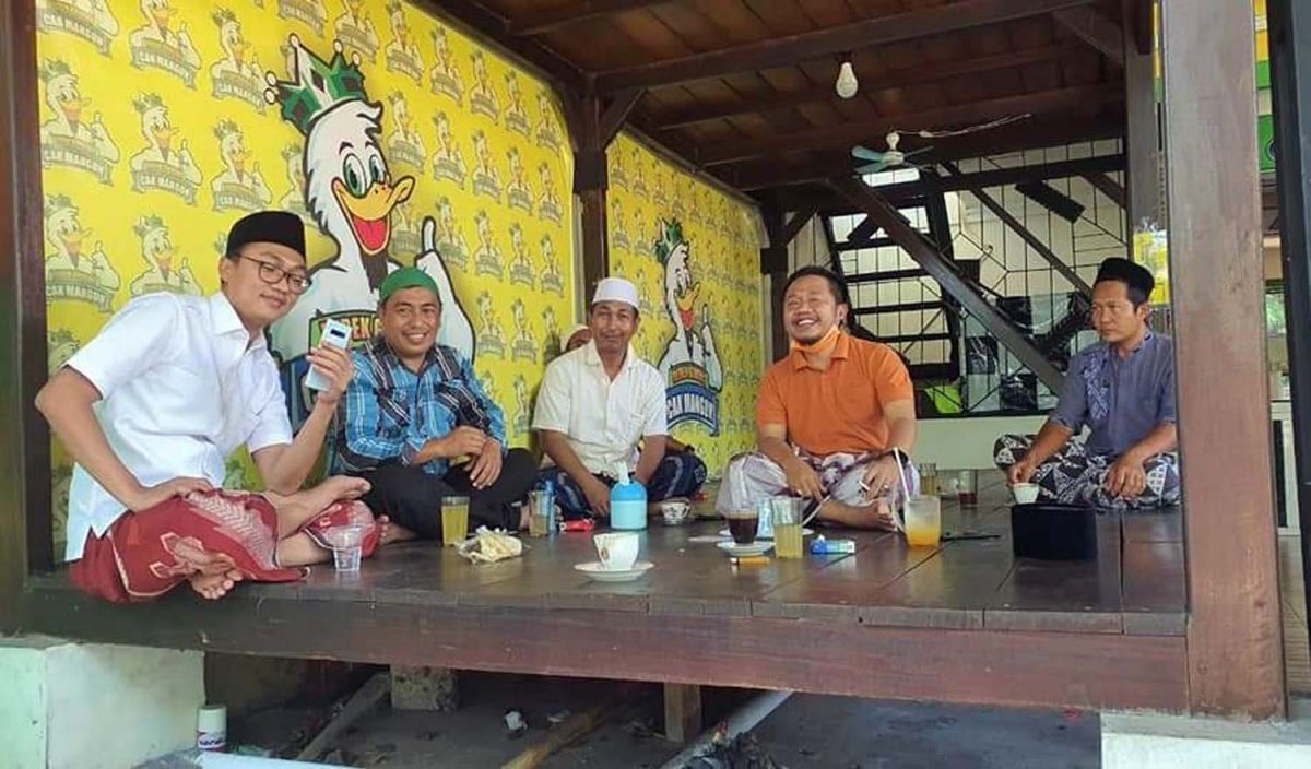 Pelanggan menikmati makanan di Warung Bebek Cak Mangun Kota Probolinggo (Foto: Mahfud Hidayatullah/jatimnow.com)
