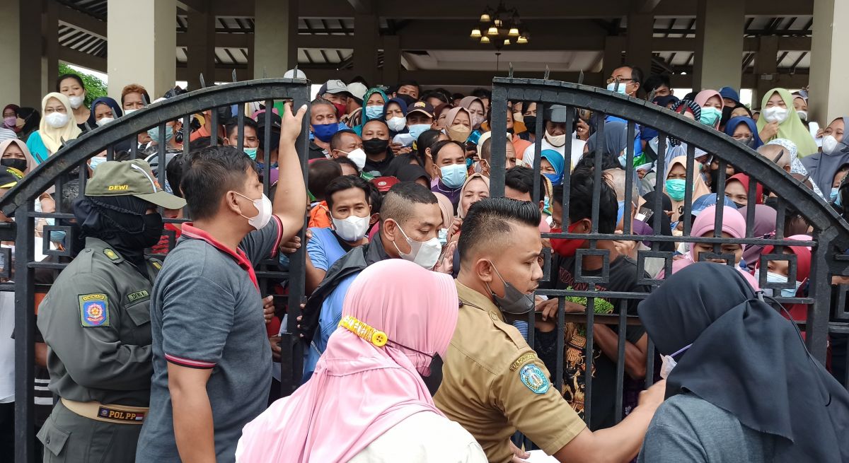 Warga yang antusias mengantre pasar mura di Alun-alun Ponorogo. (Foto: Mita Kusuma/jatimnow.com)