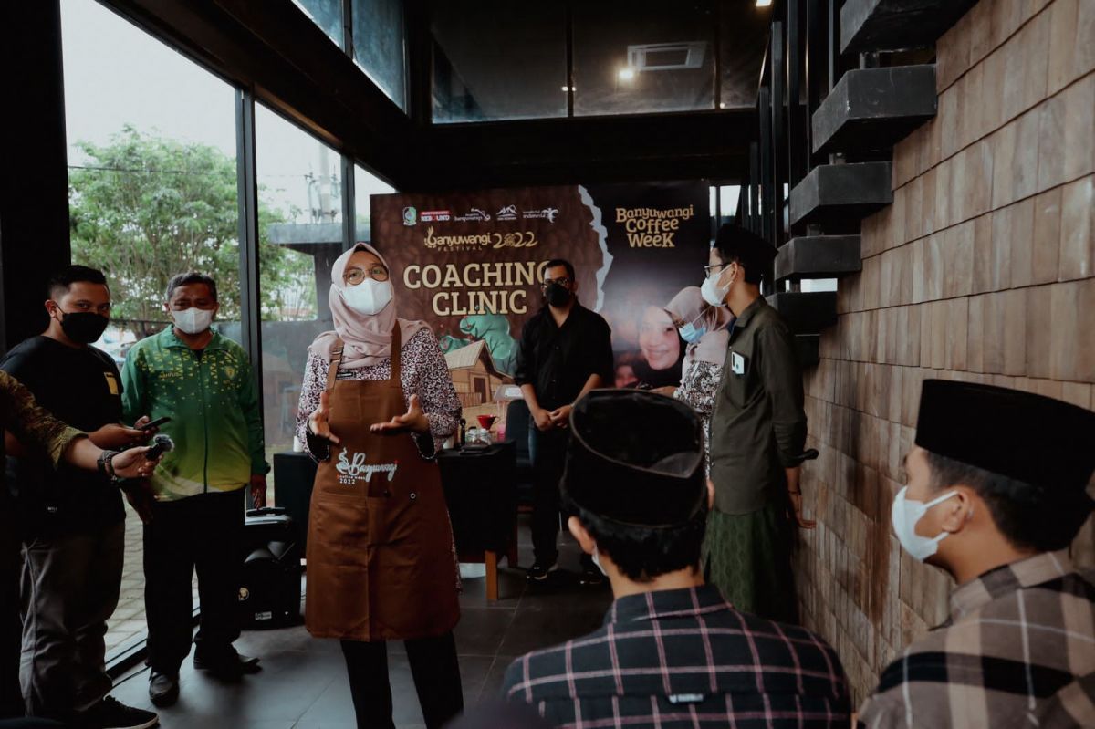 Bupati Ipuk Fiestiandani saat mengunjungi Banyuwangi Coffe Week Festival