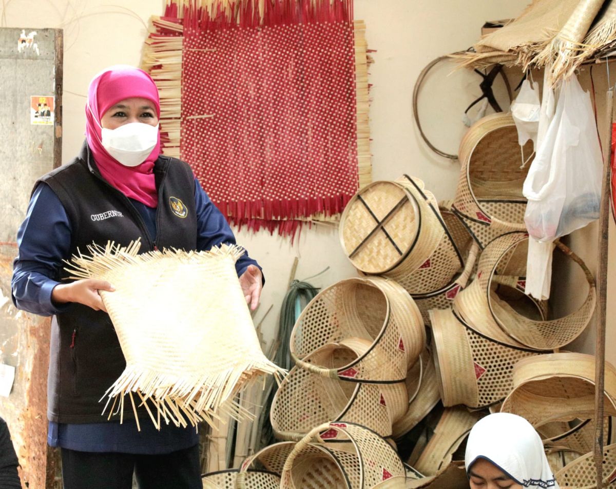 Gubernur Jatim Khofifah Indar Parawansa saat berkunjung ke UD Bambu Murni, Desa Ringinagung, Kabupaten Magetan