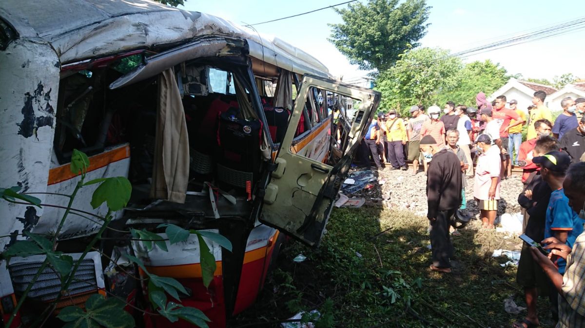 Bus Harapan Jaya ditabrak kereta api di Tulungagung. (Foto: Bramanta Pamungkas/jatimnow.com)