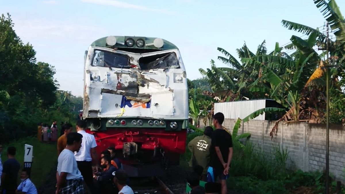 Lokomotif kereta api Rapih Dhoho ringsek akibat tabrakan.