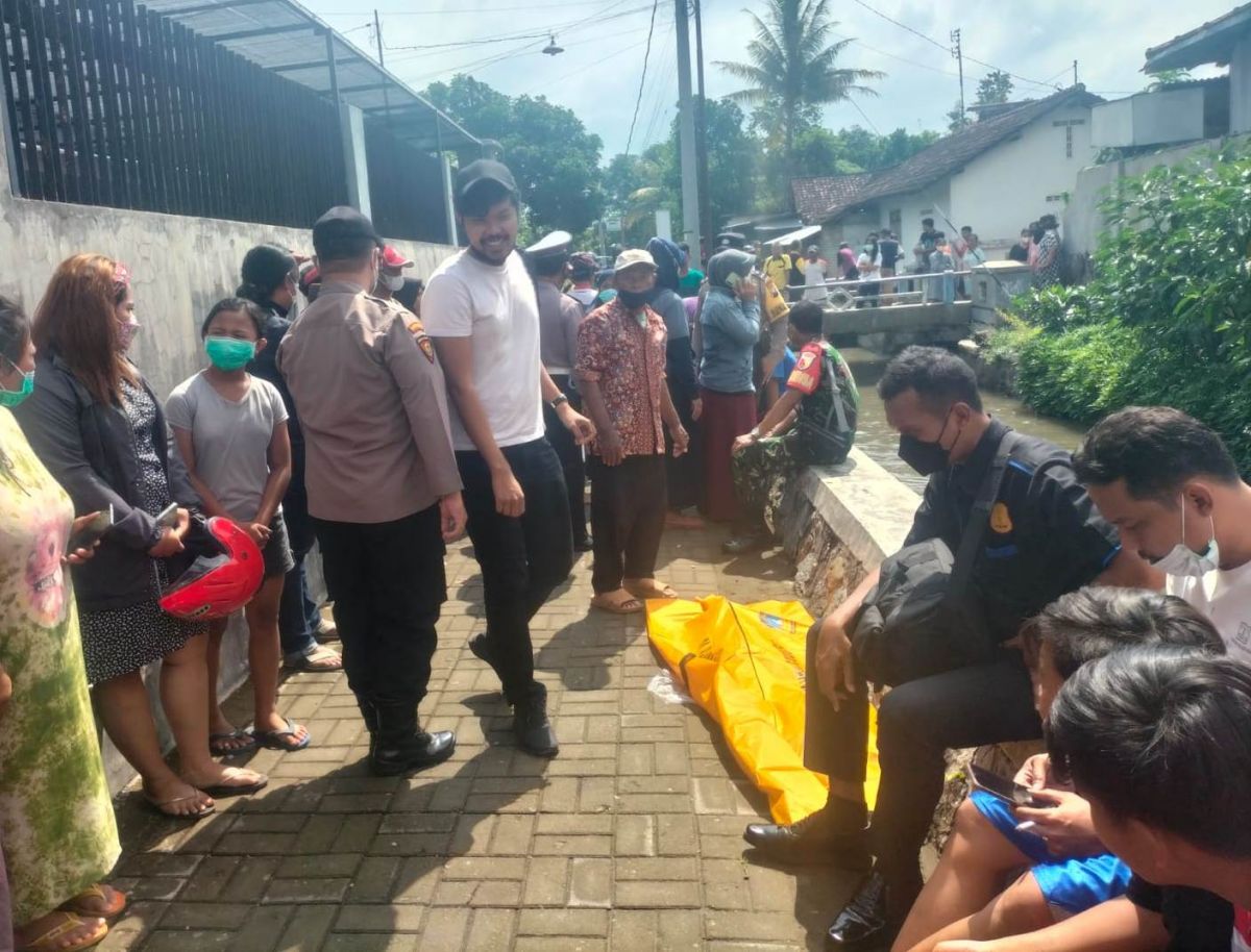 Jenazah korban saat dievakuasi polisi. (Foto: dok Humas Polsek Tulungagung Kota/jatimnow.com)