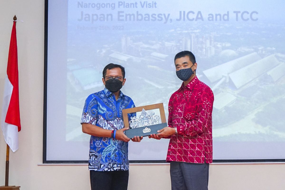Direktur Utama SIG, Donny Arsal (kiri) memberikan cinderamata kepada Minister for Economic Affairs and Development dari Kedutaan Besar Jepang di Indonesia, Masato Usui (kanan), saat berkunjung di SBI Pabrik Narogong, Bogor, Jawa Barat.