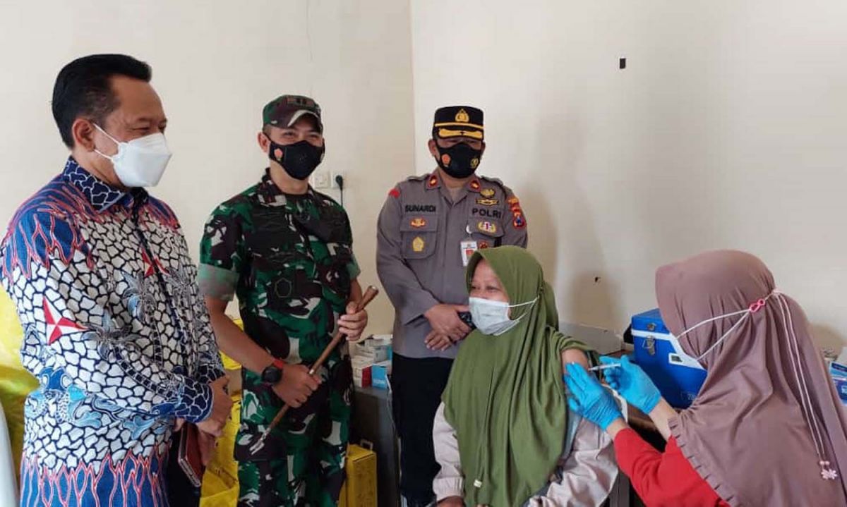 Komandan Kodim 0801 Pacitan, Letkol Kaveleri Ibnu Khazim (tengah) bersama pejabat Polri dan pemerintah meninjau vaksin untuk lansia di HPN 2022