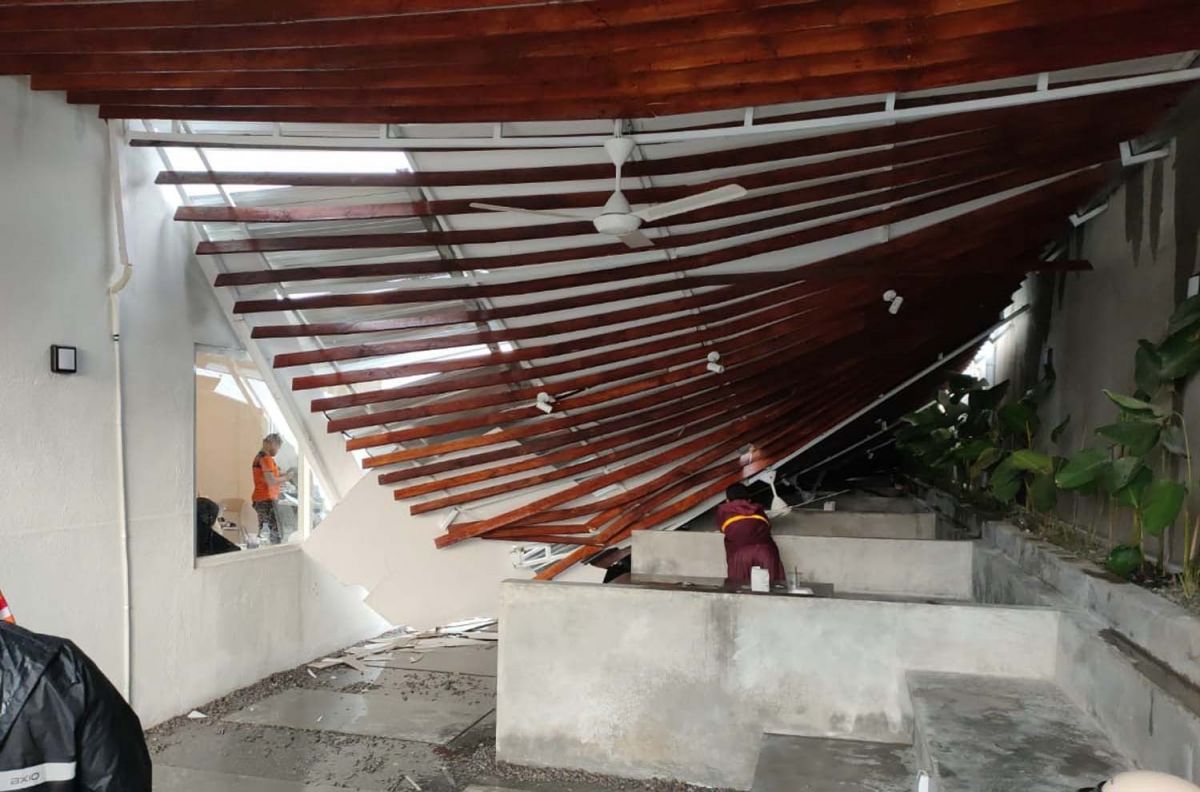 Kafe yang rusak akibat hujan angin di Ponorogo