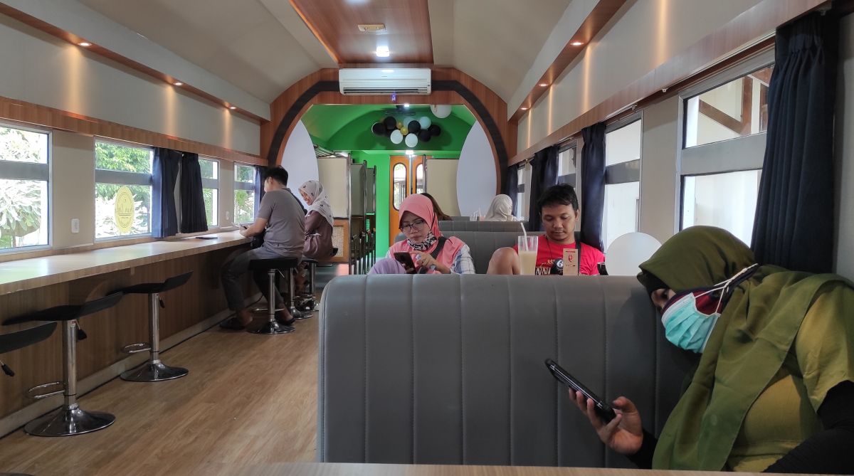 Kafe kereta dilengkapi interior modern dan nyaman.