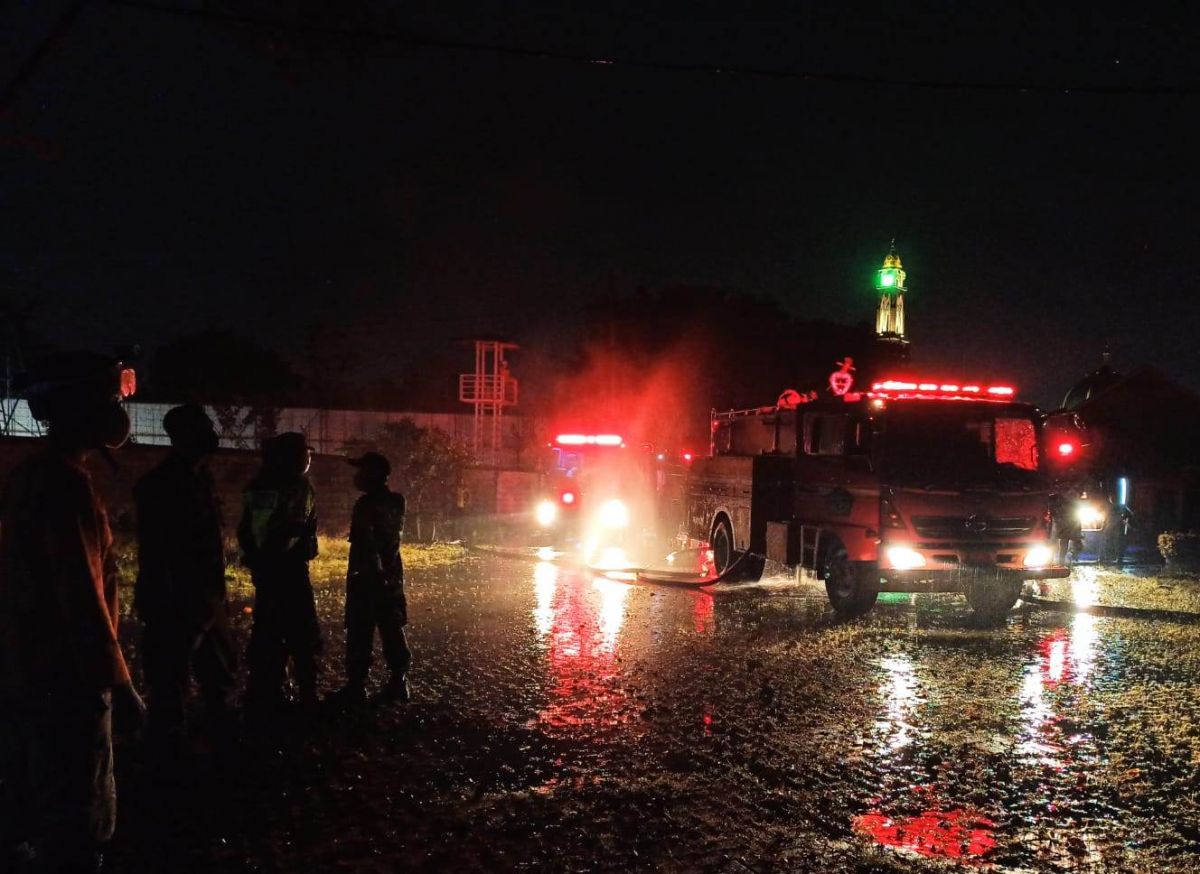 Pemadam kebakaran berusaha menjinakkan api yang melahap kantor PT Aldaka Selo Indah. (Foto: Muklis for jatimnow.com)