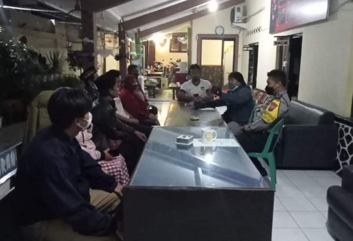 Keluarga pelaku dan korban menjalani mediasi di Mapolsek Karangploso, Malang.