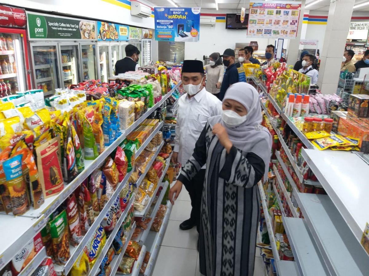 Gubernur Jatim Khofifah Indar Parawansa sidak ke ritel modern untuk mengecek ketersediaan minyak goreng.