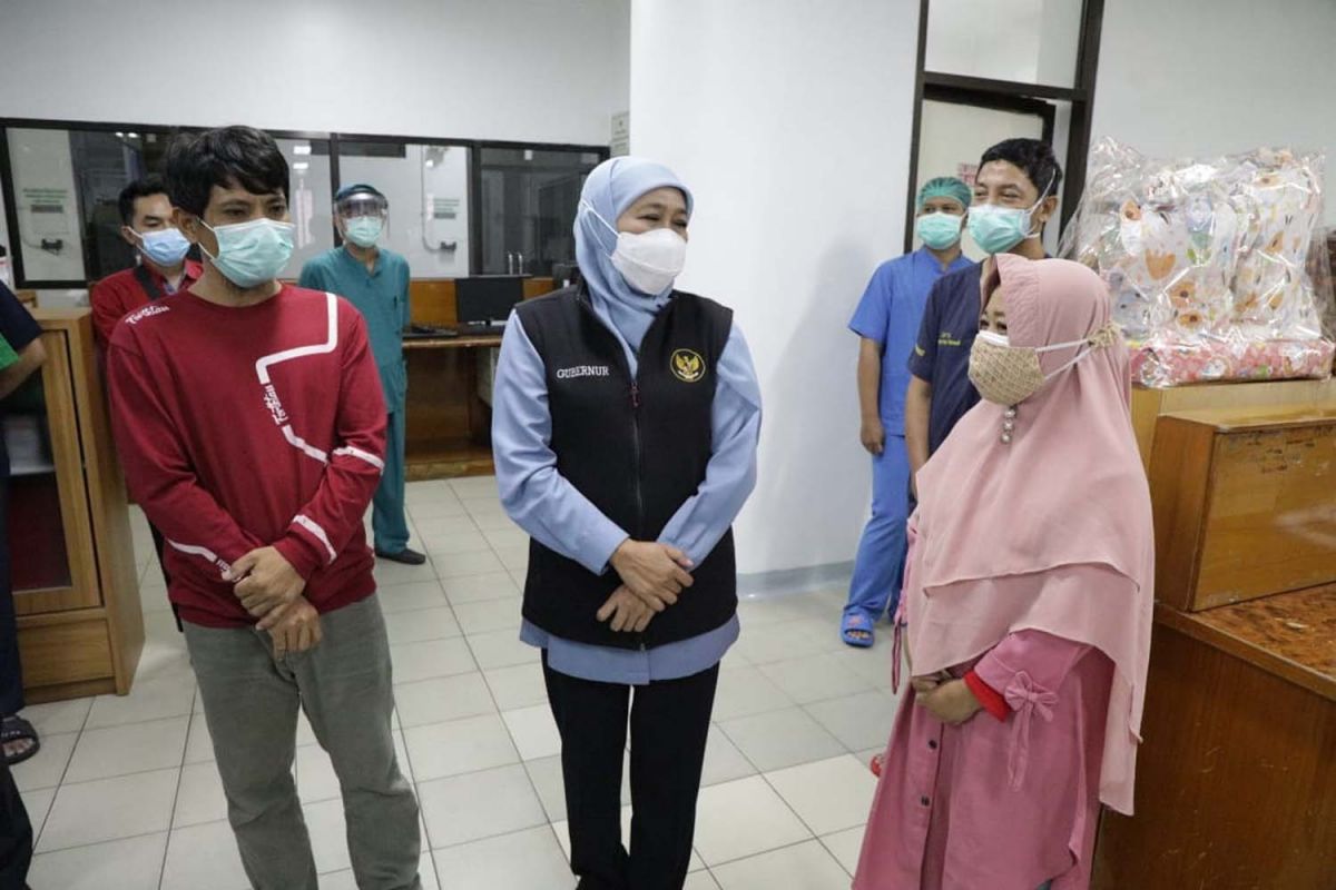 Gubernur Jawa Timur Khofifah Indar Parawansa saat memberikan semangat kepada kedua orangtua bayi kembar siam Anaya-Inaya di RSU dr Soetomo