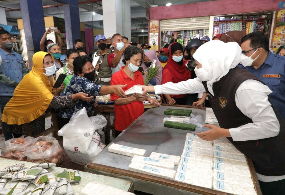 Gubernur Jatim Khofifah Indar Parawansa saat meninjau harga tempe di Pasar Besar Kota Madiun