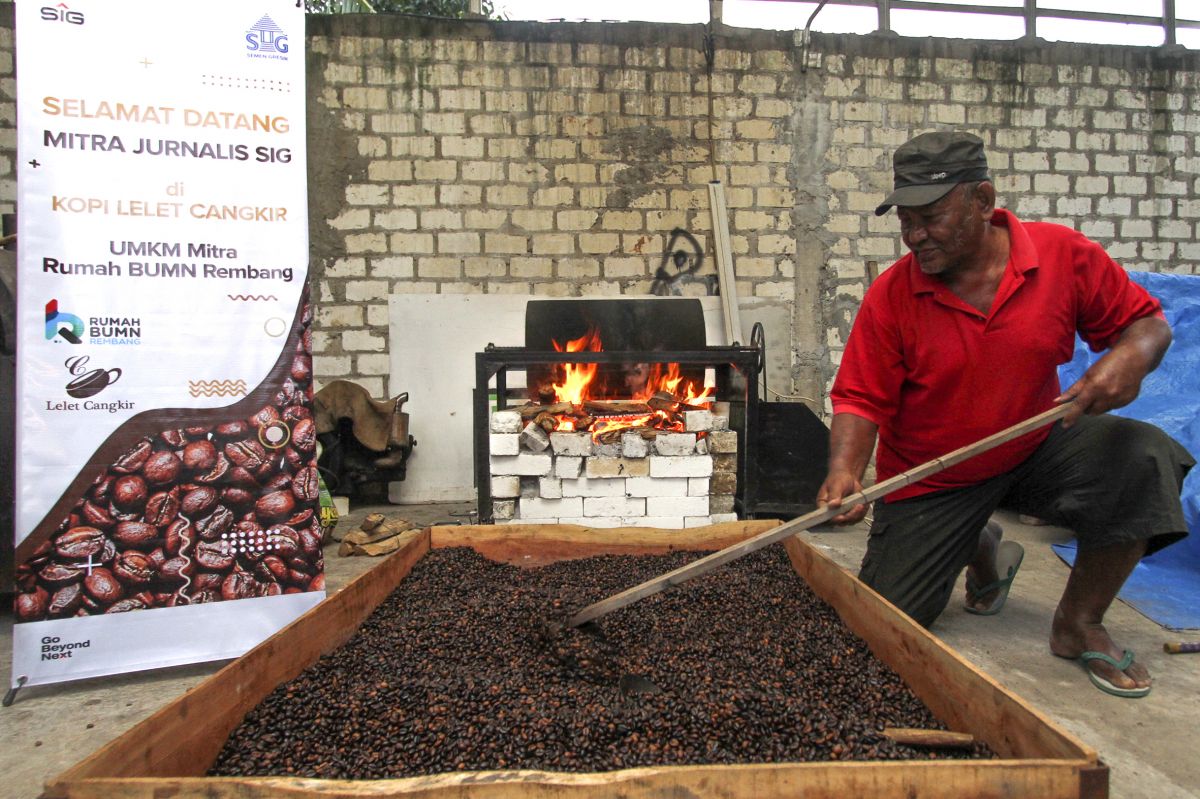 Pekerja sedang mengolah kopi di UD Cangkir Rembang Jawa Tengah.