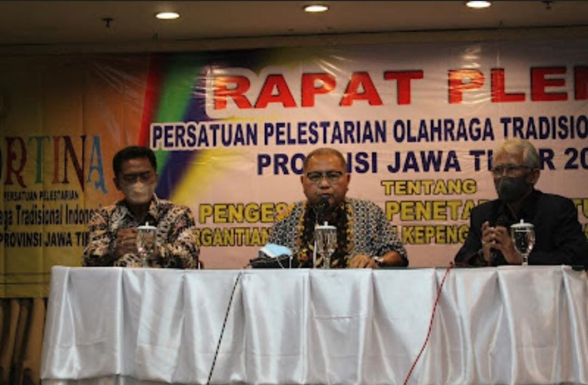 Dr H Kuswanto SH MH (tengah) resmi menjadi Ketua Umum Portina Jatim. (Foto: Bagus for jatimnow.com)