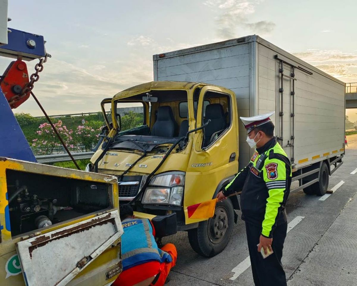 Kecelakaan truk boks tabrak kendaraan misterius di Tol Pasuruan. (Foto: PJR Polda Jatim/jatimnow.com)