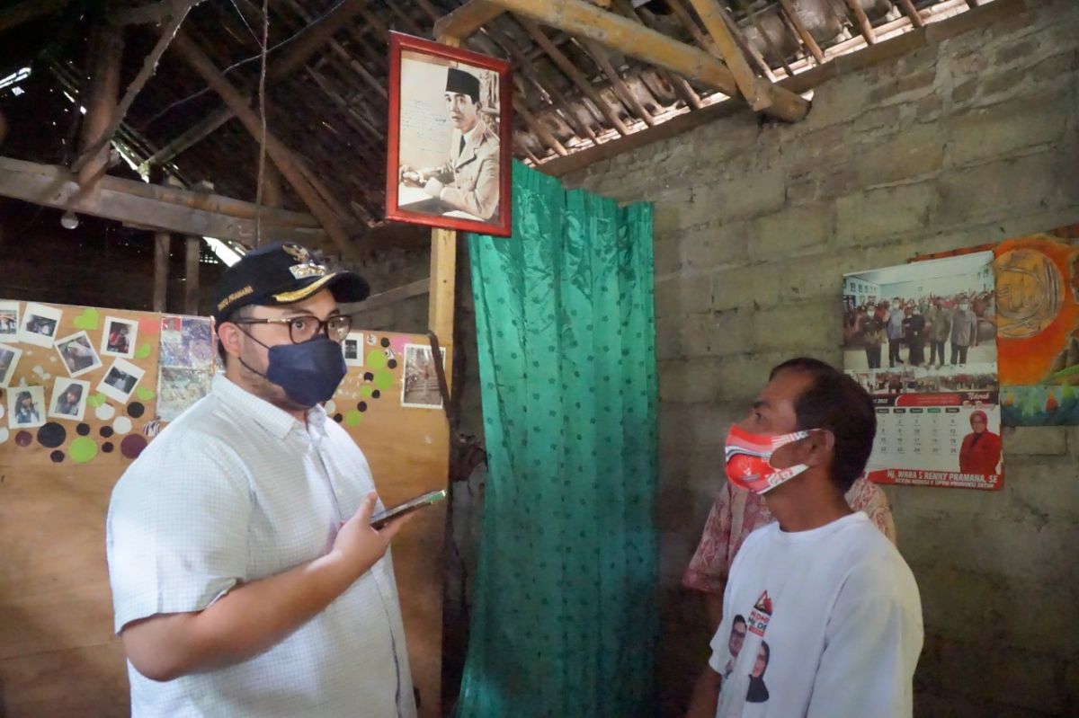 Mas Dhito saat mengunjungi dan melihat kondisi rumah warganya.