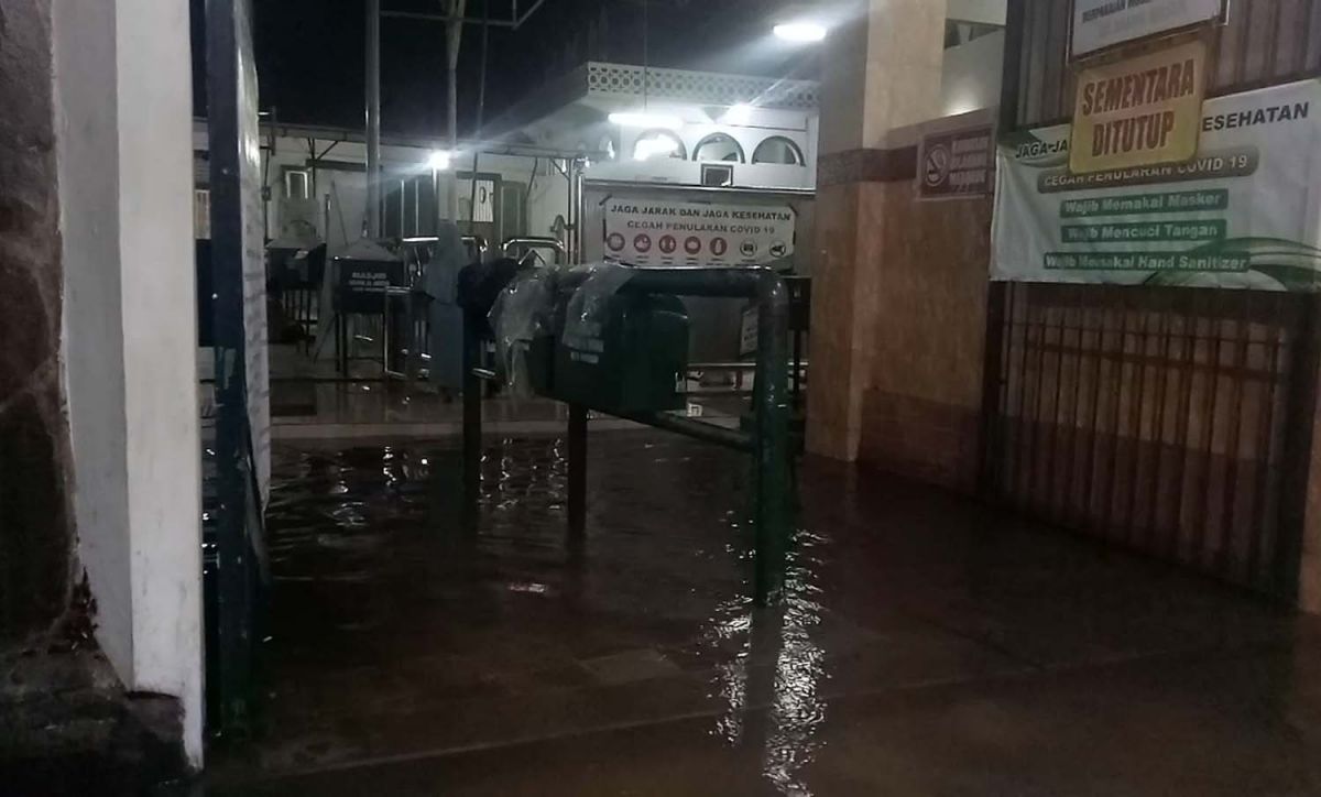 Masjid Jami Al Anwar Kota Pasuruan dikepung banjir