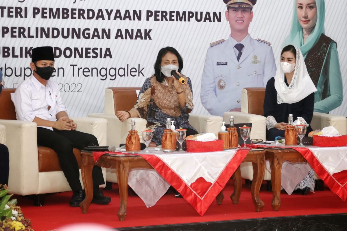 Menteri PPPA Bintang Puspayoga bersama Bupati Trenggalek Mochammad Nur Arifin dan istri