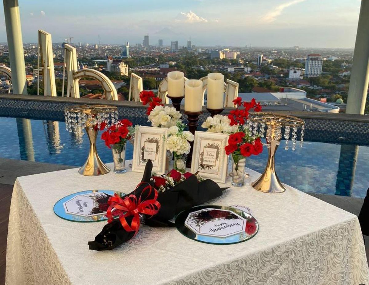 Februari with Love dengan keindahan city view dari Escape Rooftop di Midtown Residence Surabaya.
