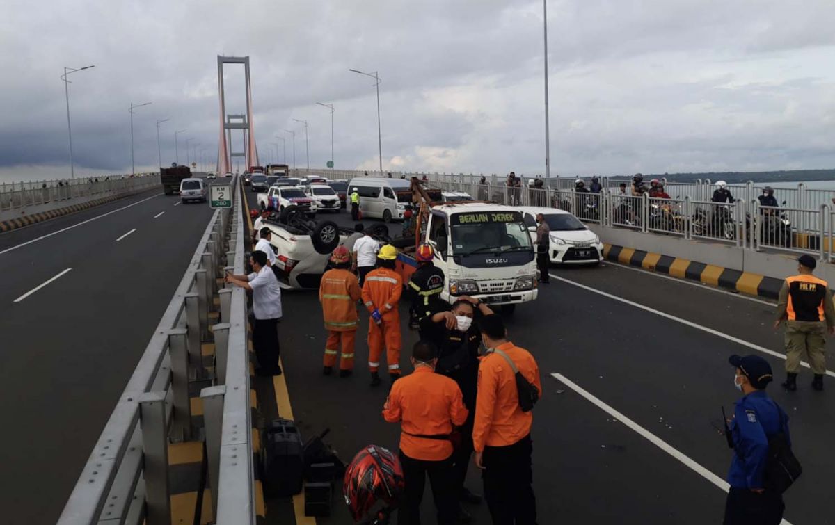 Mobil Avanza terbalik di Jembatan Suramadu