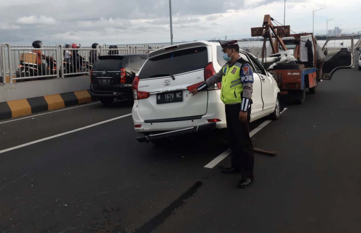 Mobil Avanza terbalik di Jembatan Suramadu