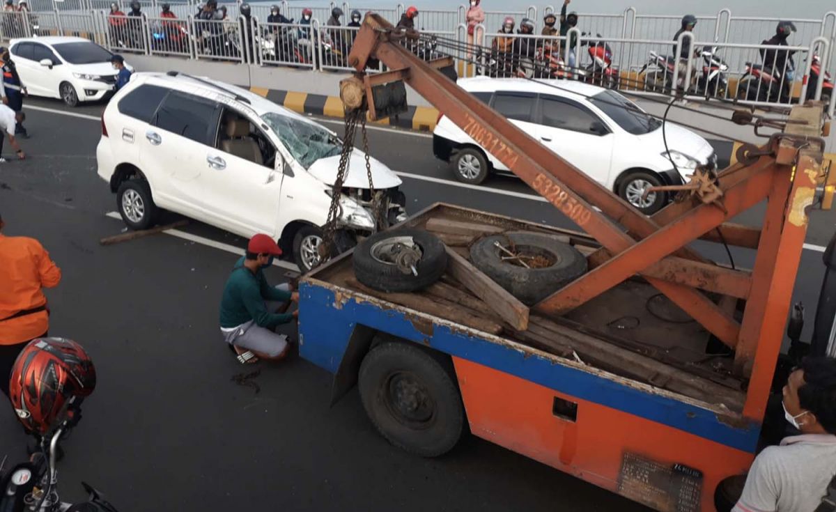 Mobil Avanza terbalik di Jembatan Suramadu