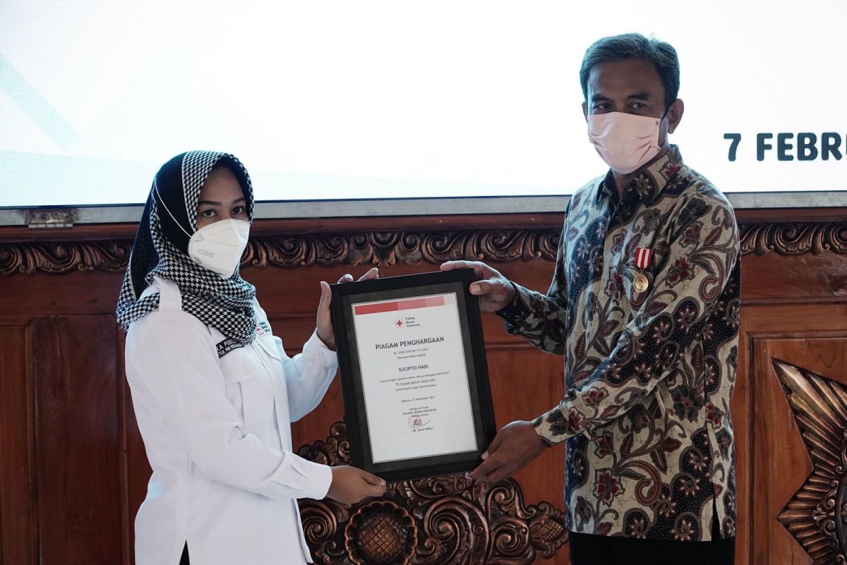 Penyerahan piagam DDS 75 kali kepada 10 pendonor.