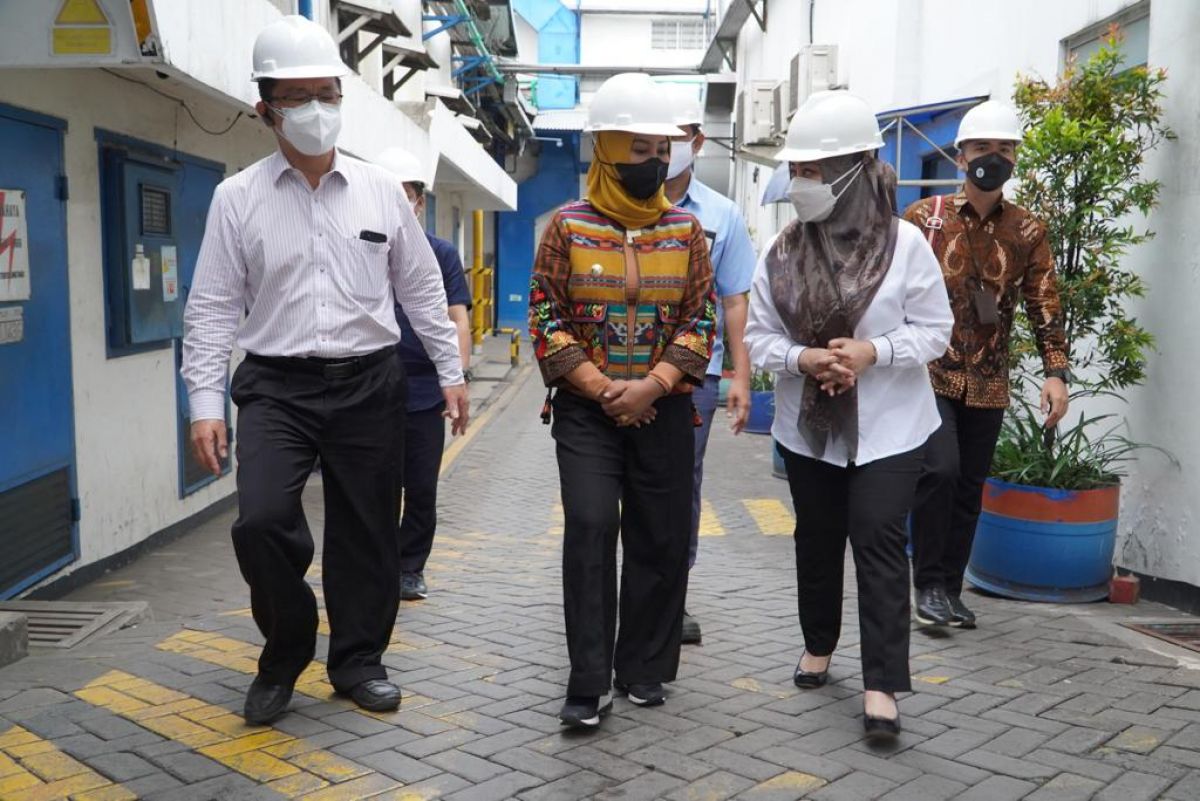 Wali Kota Mojokerto Ika Puspitasari saat berkunjung ke produsen minyak goreng di Waru, Sidoarjo. (Foto: Diskominfo for jatimnow.com)
