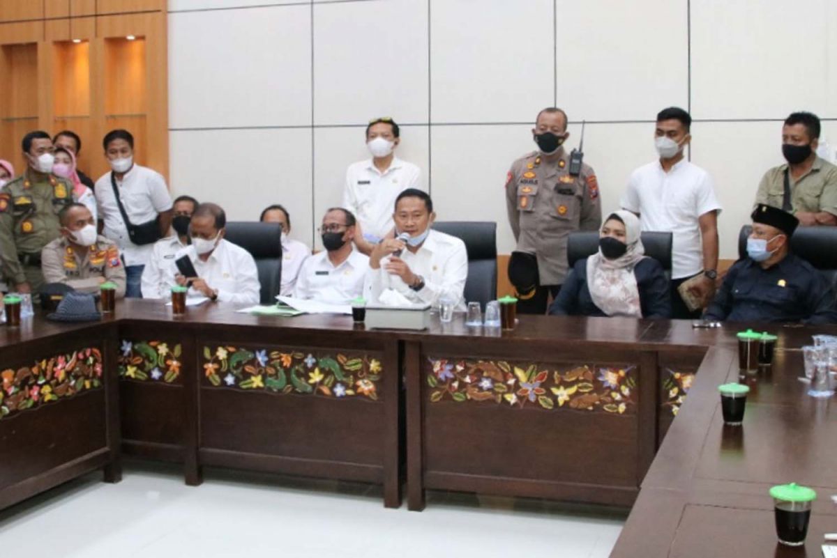 Bupati Lamongan Yuhronur Efendi saat menemui perwakilan petani yang menuntut pupuk subsidi