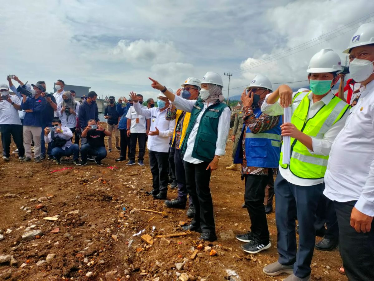 Wali Kota Batu, Dewanti Rumpoko memimpin ground breaking pembangunan Pasar Besar Kota Batu. (Foto: Galih Rakasiwi/jatimnow.com)