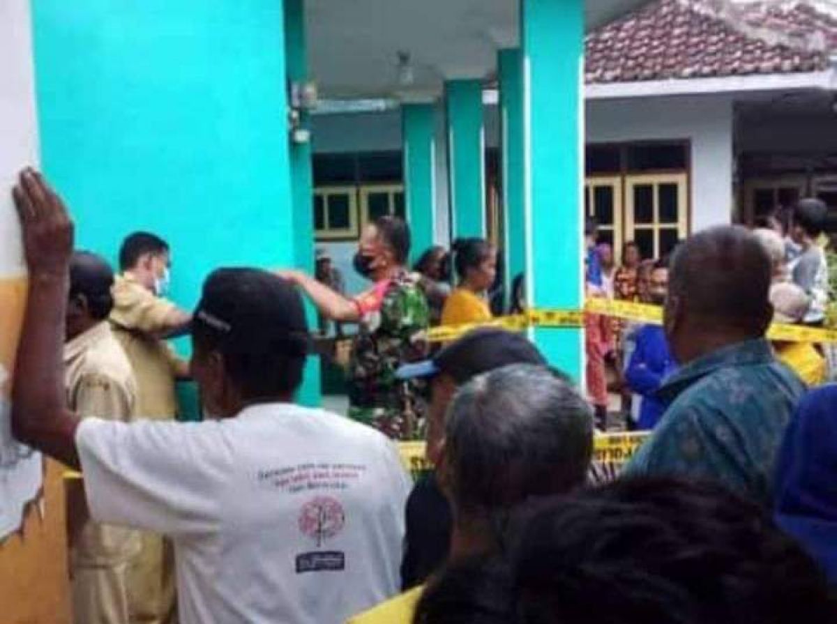 Petugas mengevakuasi jenazah pemuda gantung diri di Kepanjen, Malang.