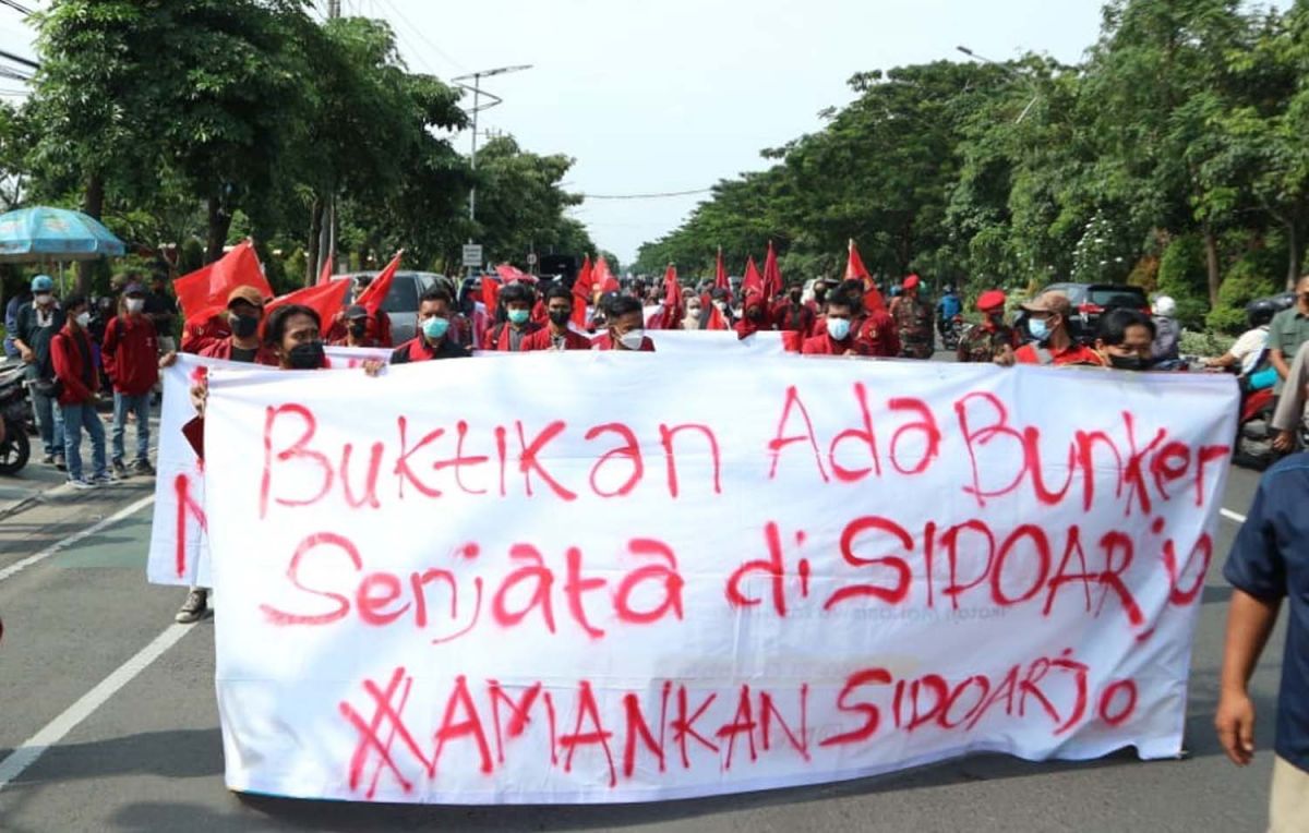 Pemuda dan Ikatan Mahasiswa Muhammadiyah Sidoarjo juga menggelar aksi damai di depan Mapolda Jatim di Surabaya (Foto-foto: Fajar Mujianto/jatimnow.com)