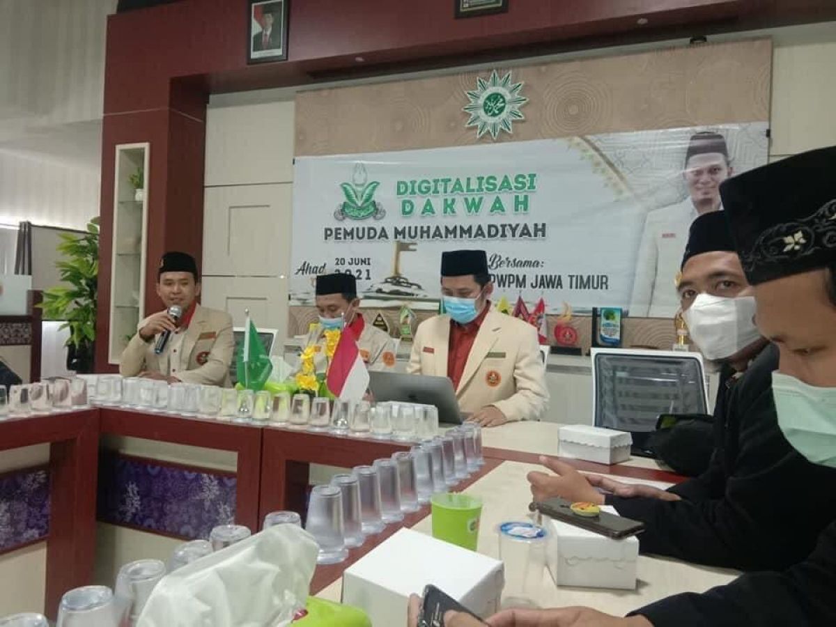 Pengurus Pimpinan Wilayah Pemuda Muhammadiyah Jatim sedang berdiskusi membahas dakwah digital. (Foto: PW Pemuda Muhammadiyah for jatimnow.com)