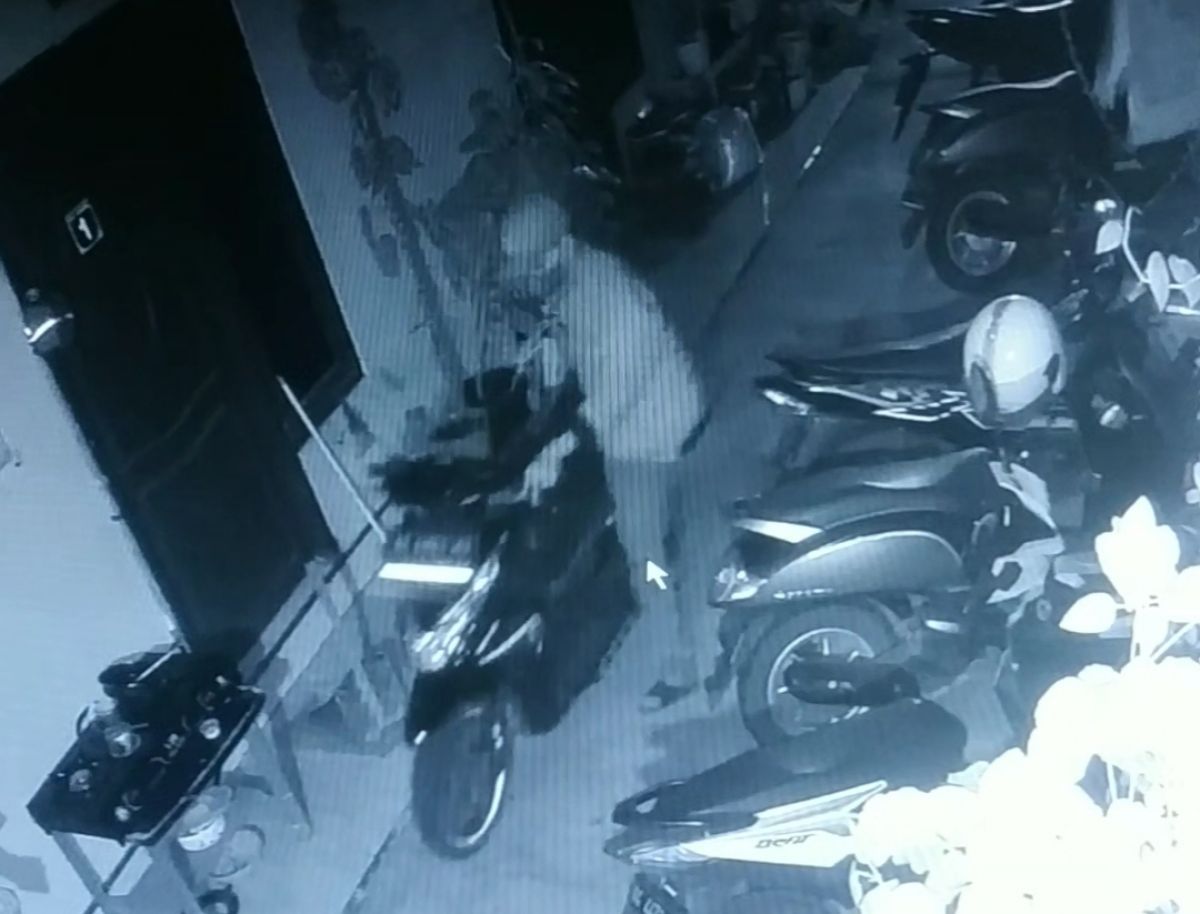 Pencuri motor penghuni kos di Kabupaten Mojokerto terekam CCTV.
