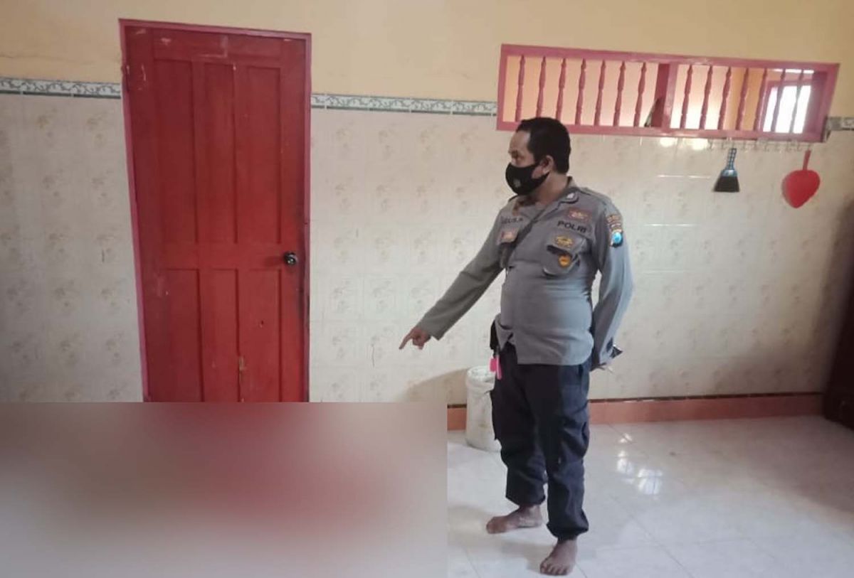 Polisi menunjukkan lokasi penusukan ketua MUI Kecamatan Pesanggran, Kabupaten Banyuwangi, KH Affandi Musyafa