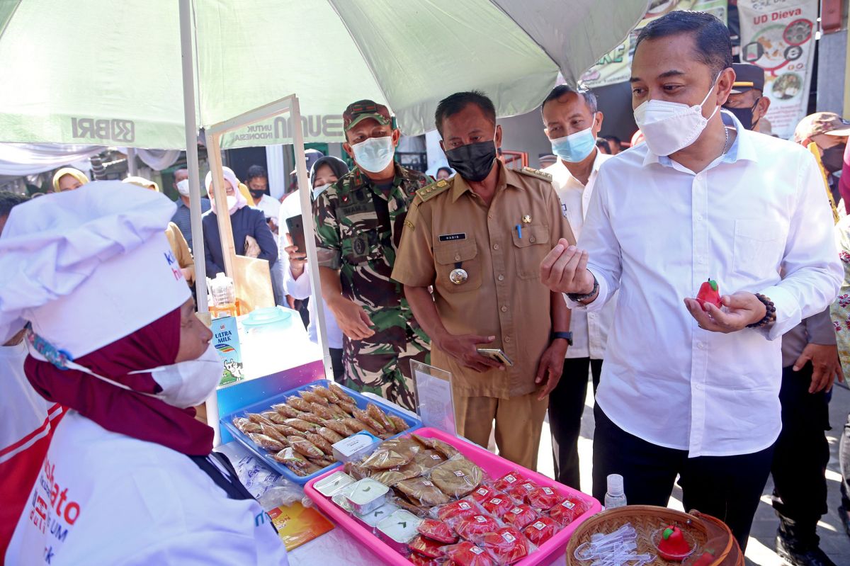 Wali Kota Eri Cahyadi mencicipin kuliner di Kampung Wisata Kue. (Foto: Humas Pemkot Surabaya)