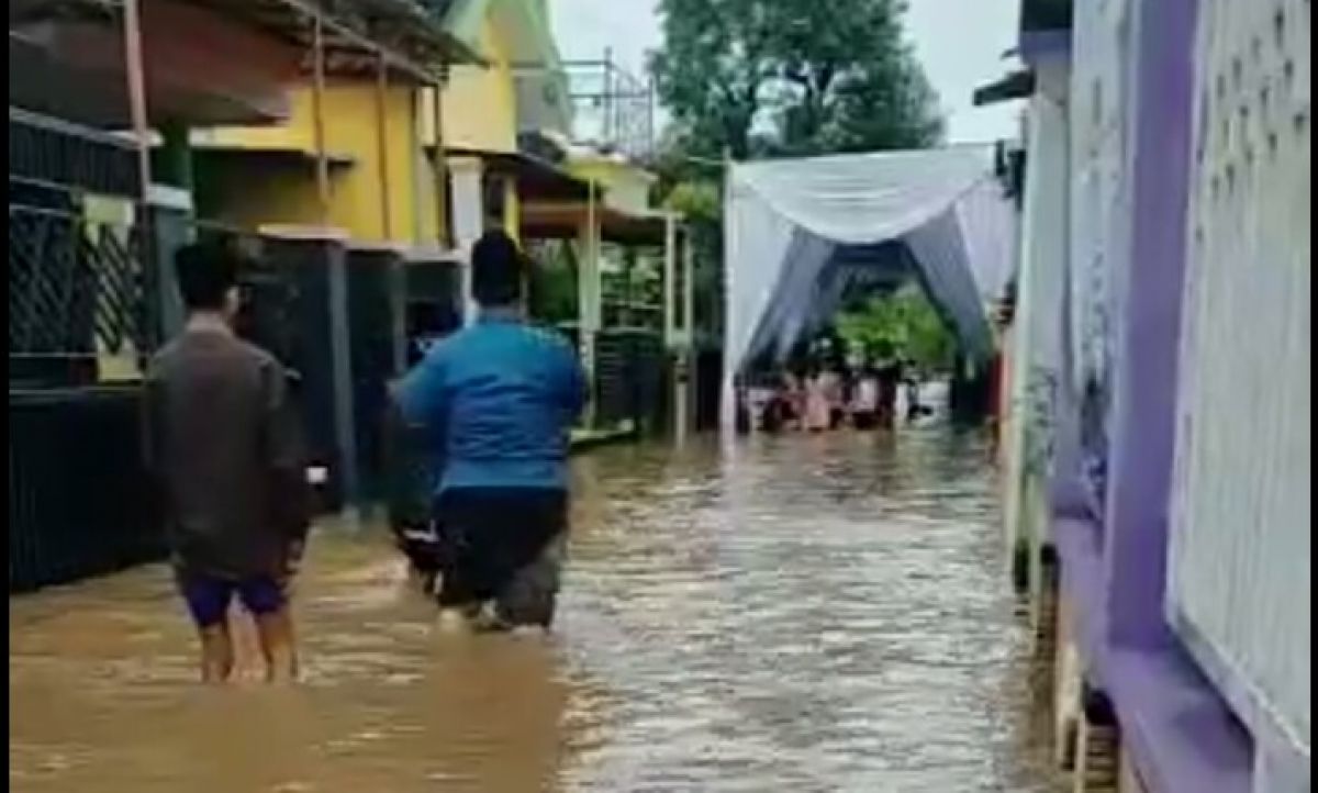 Tangkapan layar acara pernikahan terlaksana di tengah banjir di Pasuruan.