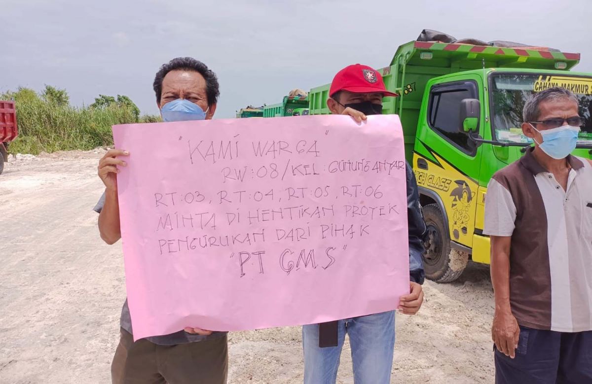 Proyek pengurukan lahan perumahan di Gunung Anyar Timur Surabaya diprotes warga