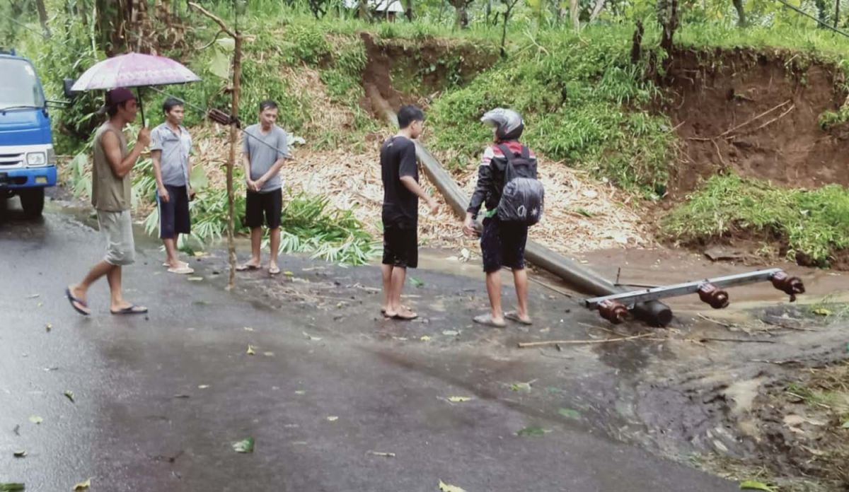 Dampak puting beliung yang menerjang empat desa di Kecamatan Lumbang, Kabupaten Probolinggo