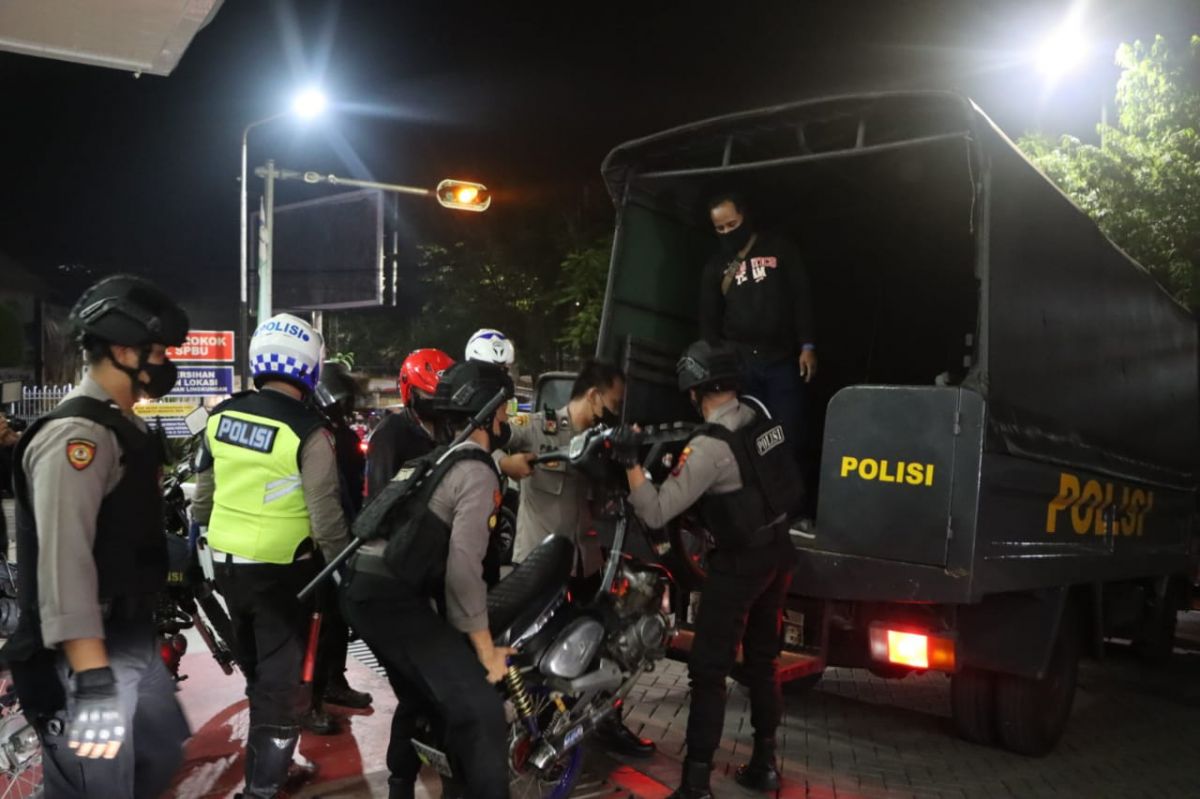 Polisi mengamankan puluhan motor berknalpot brong di Kota Pasuruan.