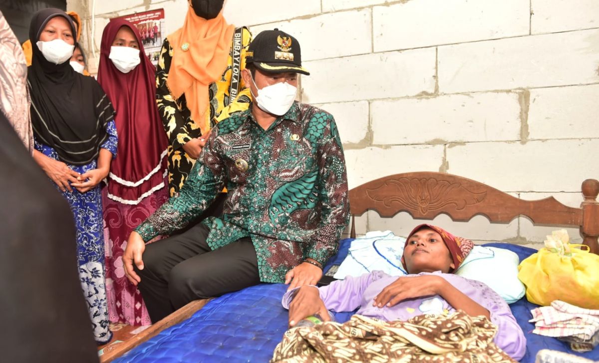 Bupati Lamongan Yuhronur Efendi mengunjungi kediaman Istiasih, salah satu warga Desa Sekar Bagus penerima manfaat renovasi RTLH