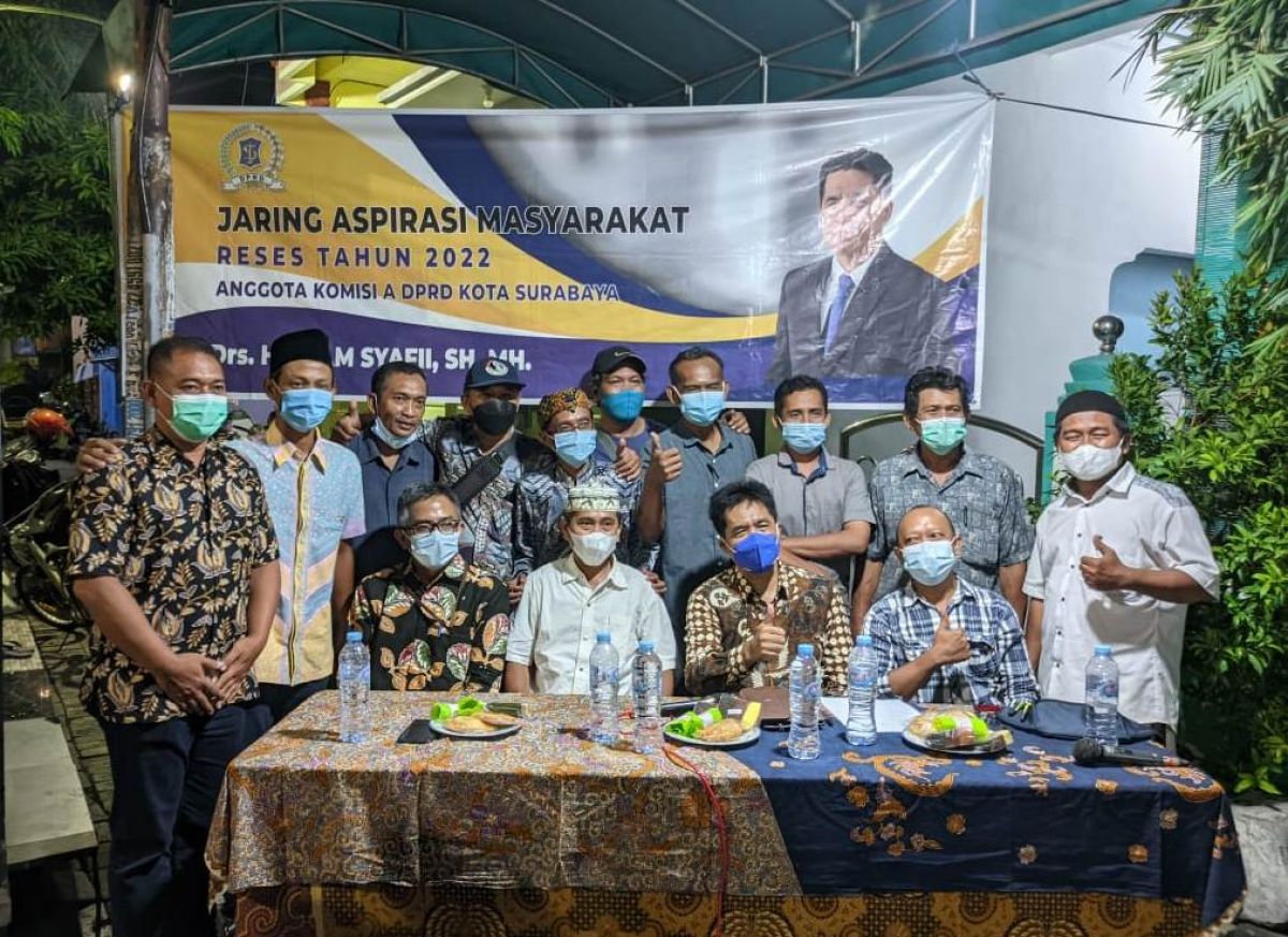 Imam Syafi'i saat mendengar keluhan warga Dupak, Krembangan, Surabaya. (Foto: Rangga Sigit/jatimnow.com)