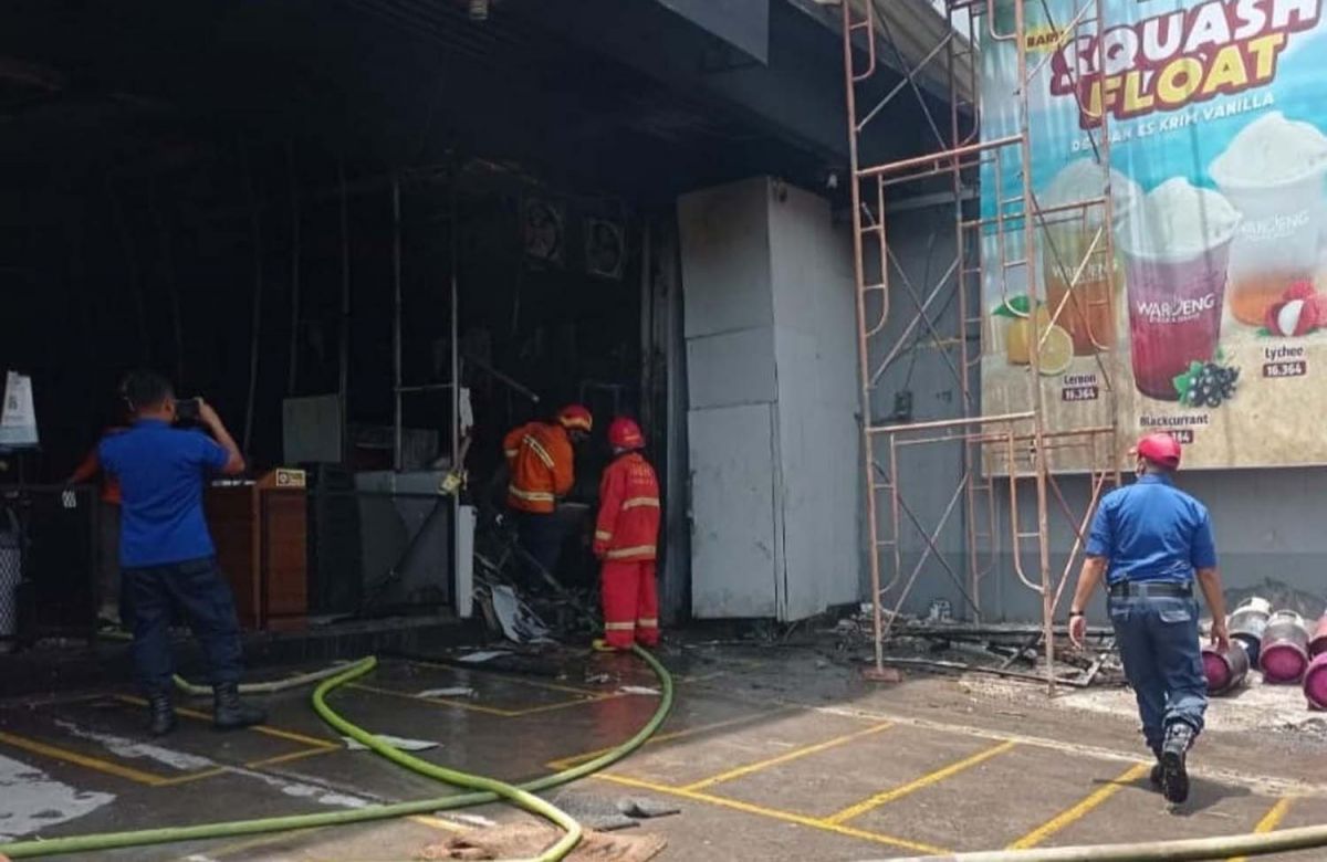 Proses pemadaman api yang membakar restoran di Kota Malang