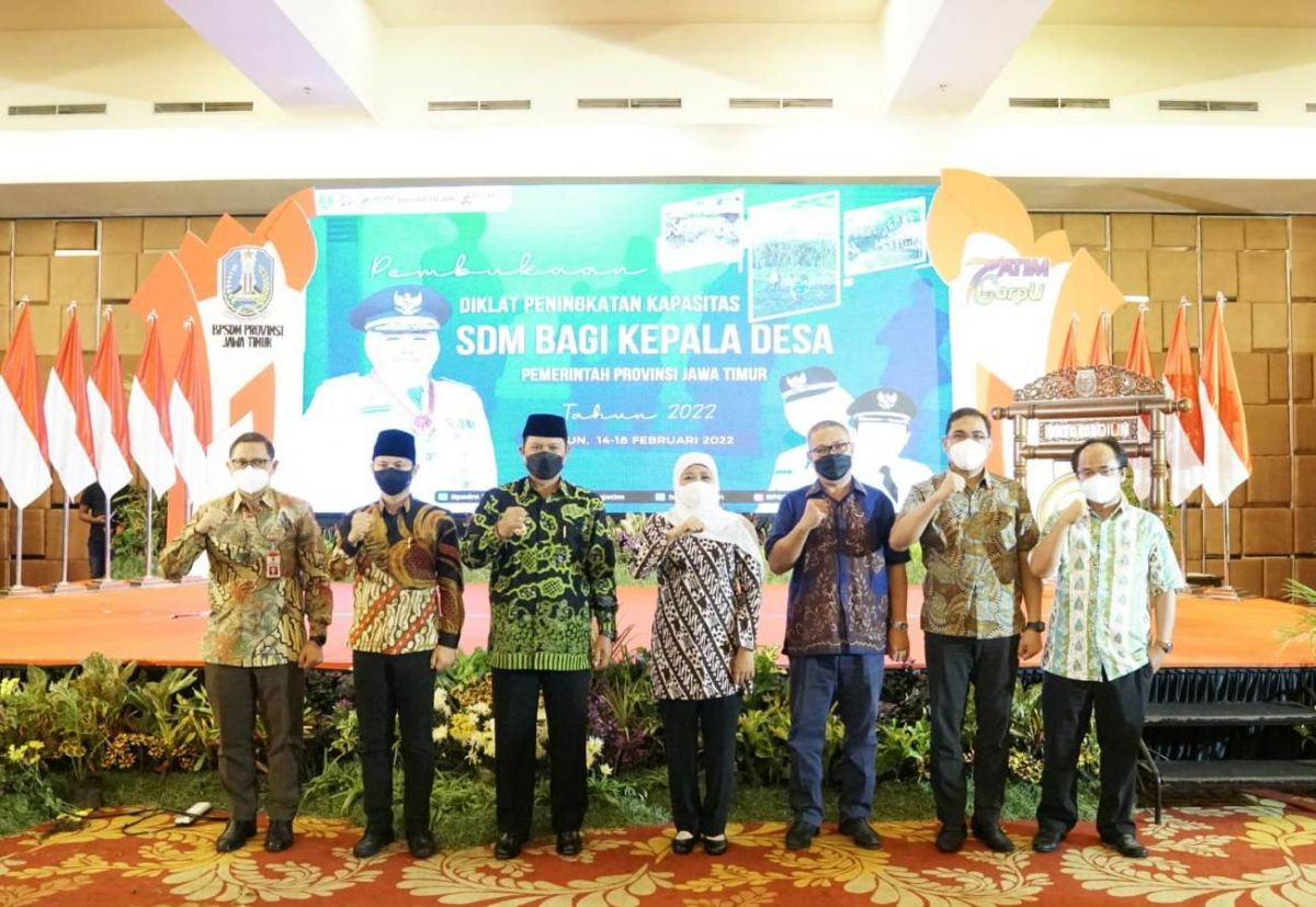 Khofifah saat menghadiri Diklat Peningkatan Kapasitas Sumber Daya Manusia (SDM) bagi Kepala Desa Pemerintah Provinsi Jawa Timur.