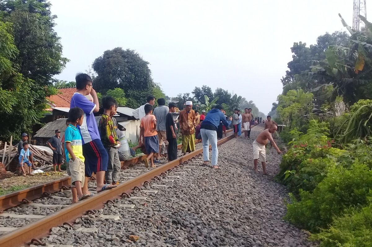 Petugas melakukan olah TKP di rel kereta api Kelurahan Kedungasem, Probolinggo. (Foto: Mahfud Hidayatullah/jatimnow.com)