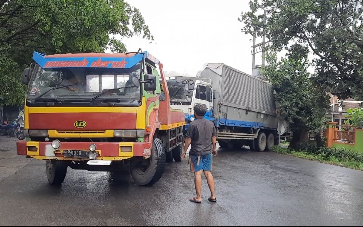 Truk pecah ban tabrak mobil dan motor di Sidoarjo.