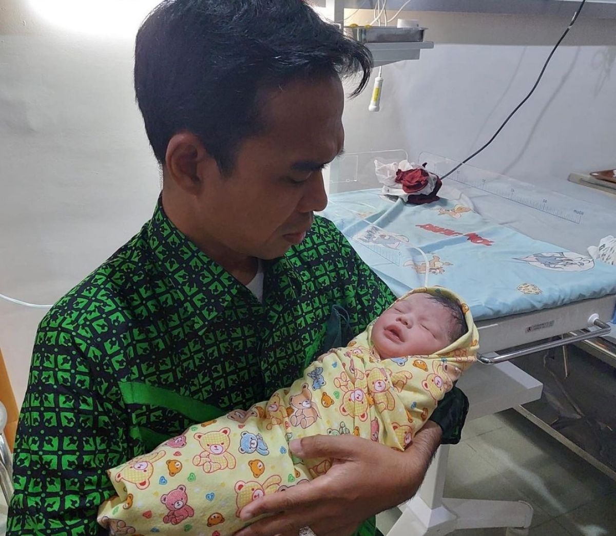 Ustaz Abdul Somad dan Fatimah Az Zahra dikaruniai anak pertama. (Foto: Instagram UAS/jatimnow.com)